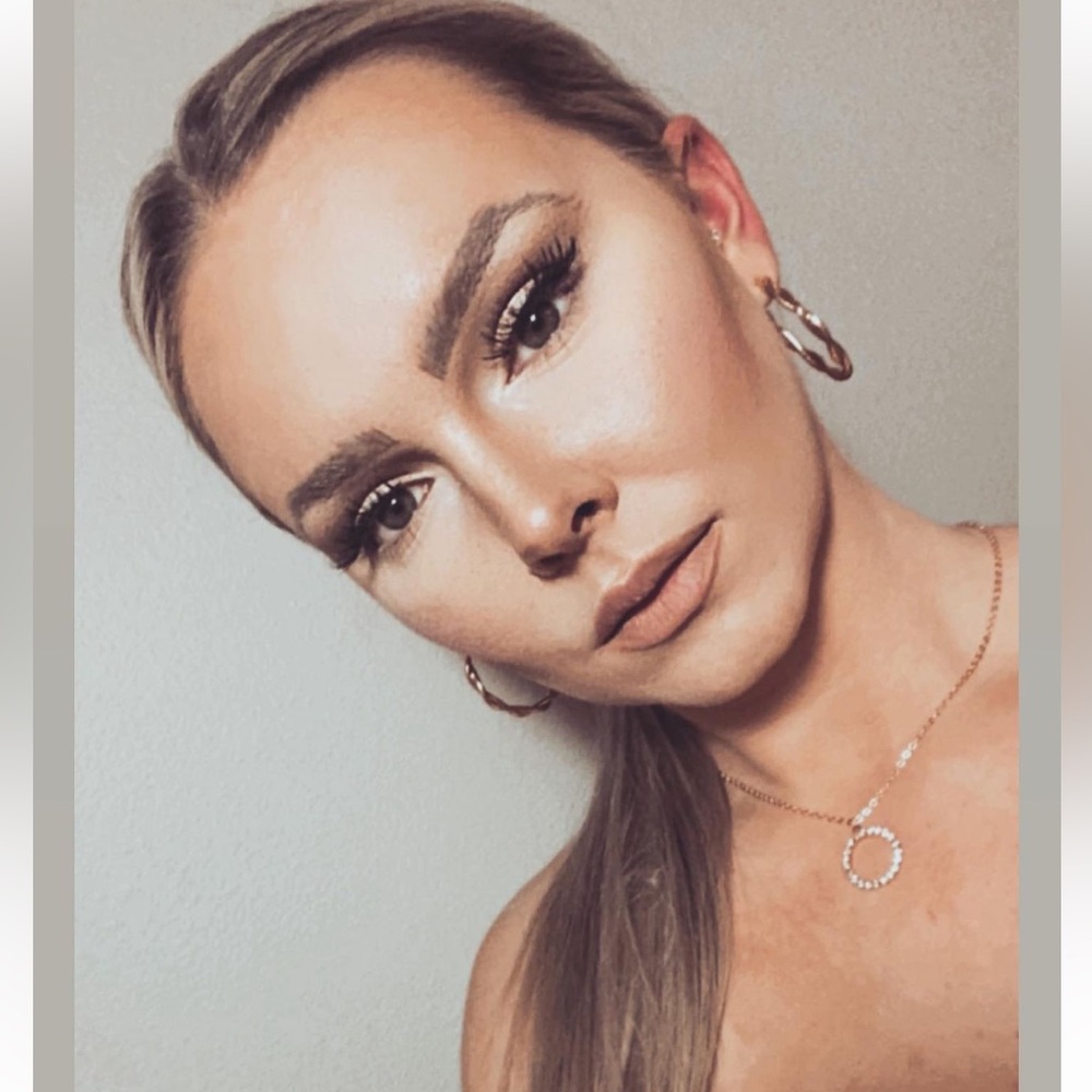 Meet your Posher, Amber Rose. MAKE AN OFFER!! SALE